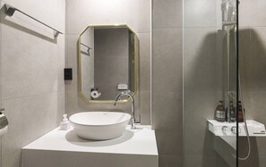 Standard Double Room, City View | Bilik Mandi | Gabungan pancuran/tab mandi, pengering rambut, tuala disediakan, sabun 