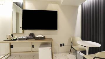 Deluxe Double Room, City View | Desk, free WiFi