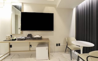 Habitación Deluxe doble, vistas a la ciudad | Escritorio y wifi gratis