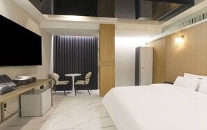 Habitación doble Deluxe, vista a la ciudad | Escritorio y wifi gratis 