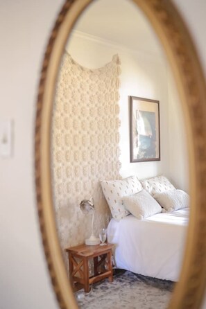 1 bedroom, desk, iron/ironing board, WiFi - Stylish Musician`s Flat With Creekside Garden (Austin)
