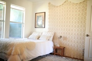 1 bedroom, desk, iron/ironing board, WiFi - Stylish Musician`s Flat With Creekside Garden (Austin)