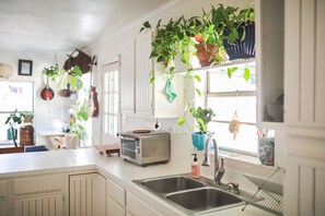 Fridge, microwave, oven, stovetop - Stylish Musician`s Flat With Creekside Garden (Austin)