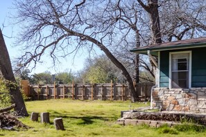 Property grounds - Stylish Musician`s Flat With Creekside Garden (Austin)