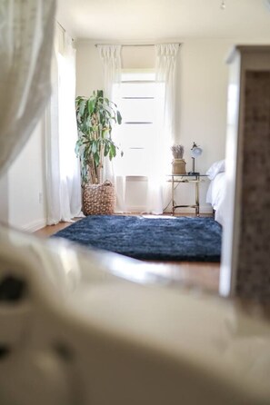 1 bedroom, desk, iron/ironing board, WiFi - Creekside Artists Flat w Spa Tub & Garden (Austin)