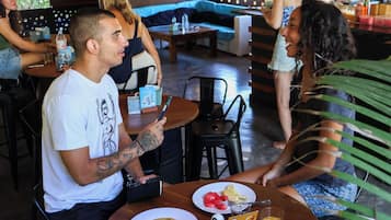 Café da manhã com buffet grátis todos os dias