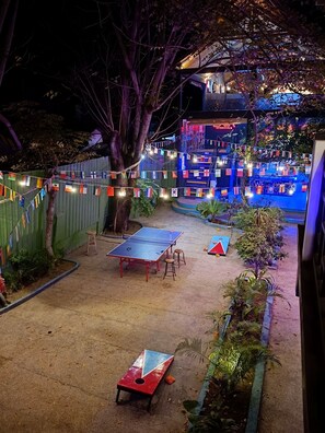 Gemeinsamer Schlafsaal, Balkon, eingeschränkter Meerblick | Kostenloses WLAN, Bettwäsche