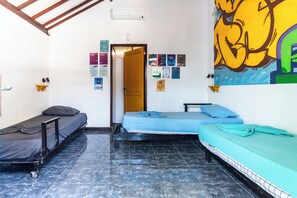 Gemeinsamer Schlafsaal, Balkon, eingeschränkter Meerblick | Kostenloses WLAN, Bettwäsche