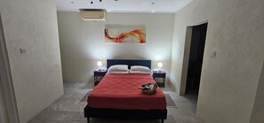 4 bedrooms, desk, iron/ironing board, free WiFi - Cozy 4-bedroom bungalow in Brevitor, St. Peter, where you can live like a local. (Mile and A Quarter)