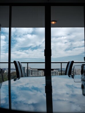 Outdoor dining - Water View | 10 mins Airport| Walk to Station (Wolli Creek)