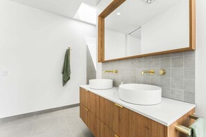 Hårføner, håndklær, såpe og sjampo