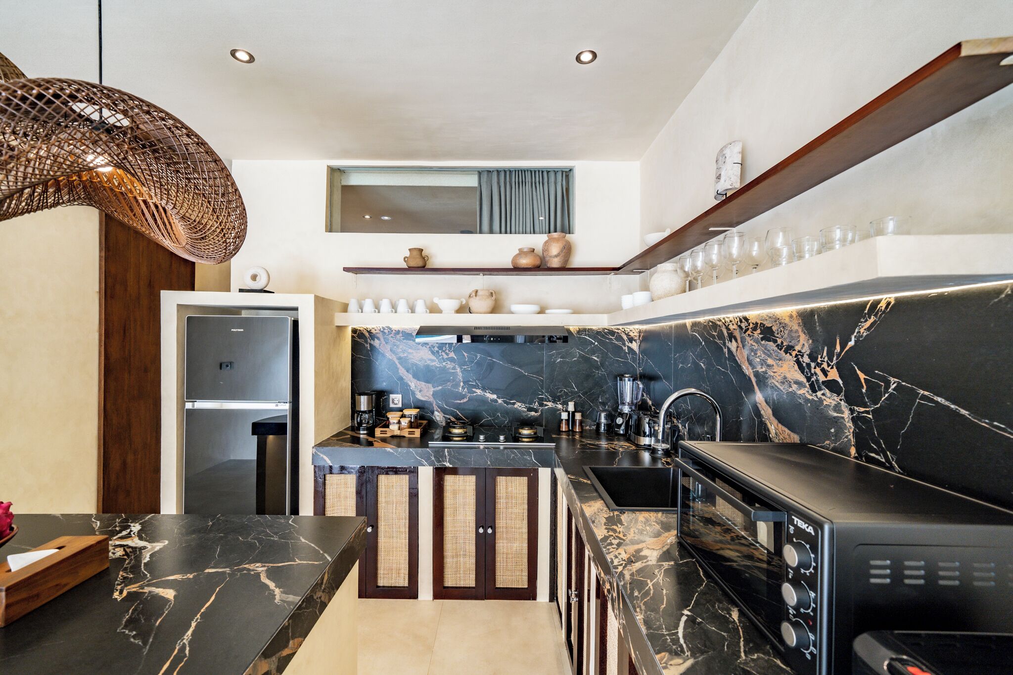 Täysikokoinen jääkaappi, uuni, liesi, kahvin-/teenkeitin