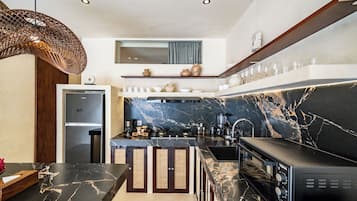 Full-sized fridge, oven, stovetop, coffee/tea maker