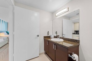 Douche, séchoir à cheveux, serviettes fournies, shampooing