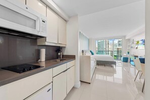 Fridge, microwave, oven, stovetop - ARYA Luxury Adjoining Suites Ocean View (Miami)