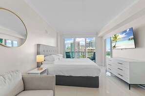 Desk, iron/ironing board, WiFi, bed sheets - ARYA Luxury Adjoining Suites Ocean View (Miami)