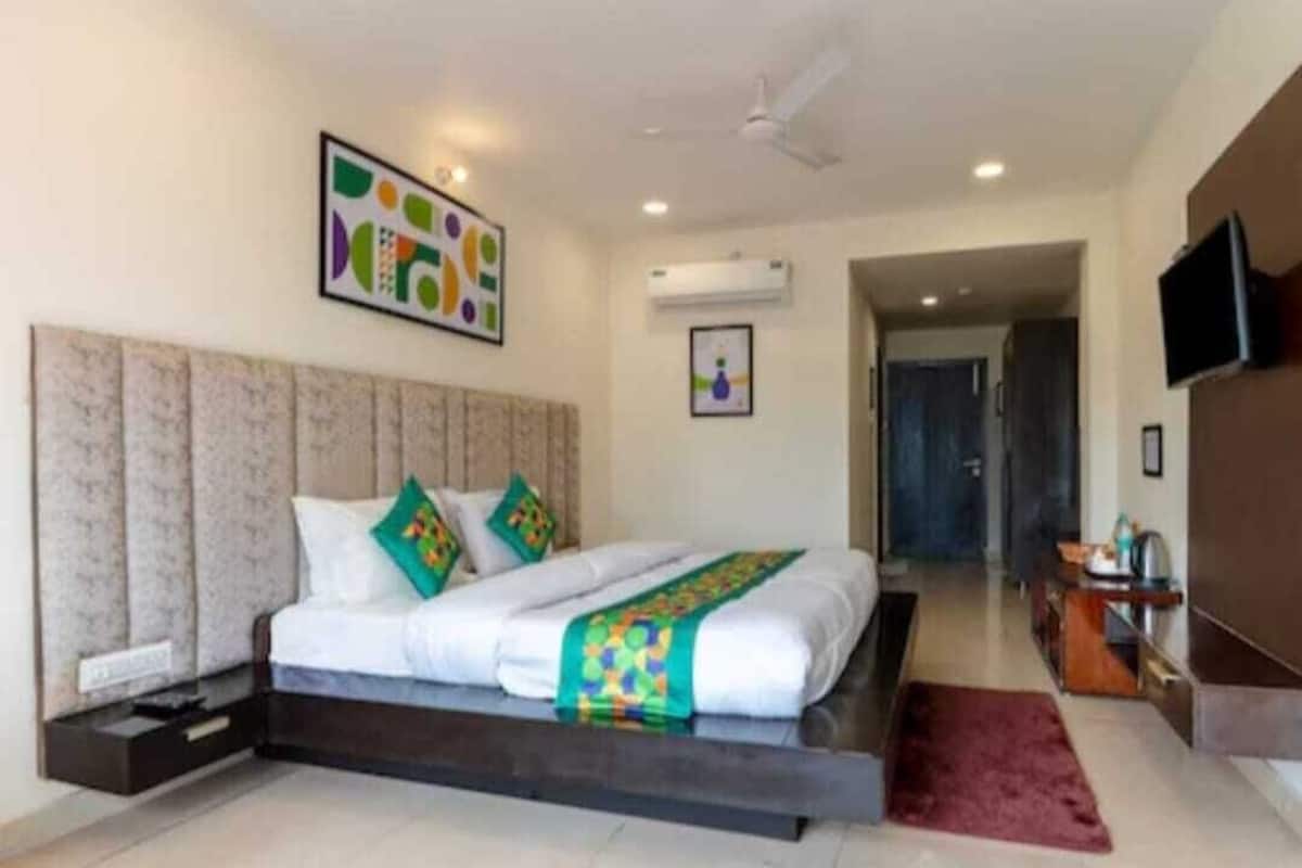 Deluxe Triple Room | Desk, free WiFi