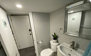 Hair dryer, towels, soap, toilet paper - Cozy 1-bedroom lookout basement unit with large windows - close to STC (Toronto)