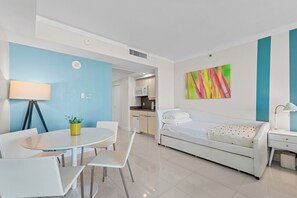 ラグジュアリー スタジオ オーシャンビュー | 客室内のダイニングエリア