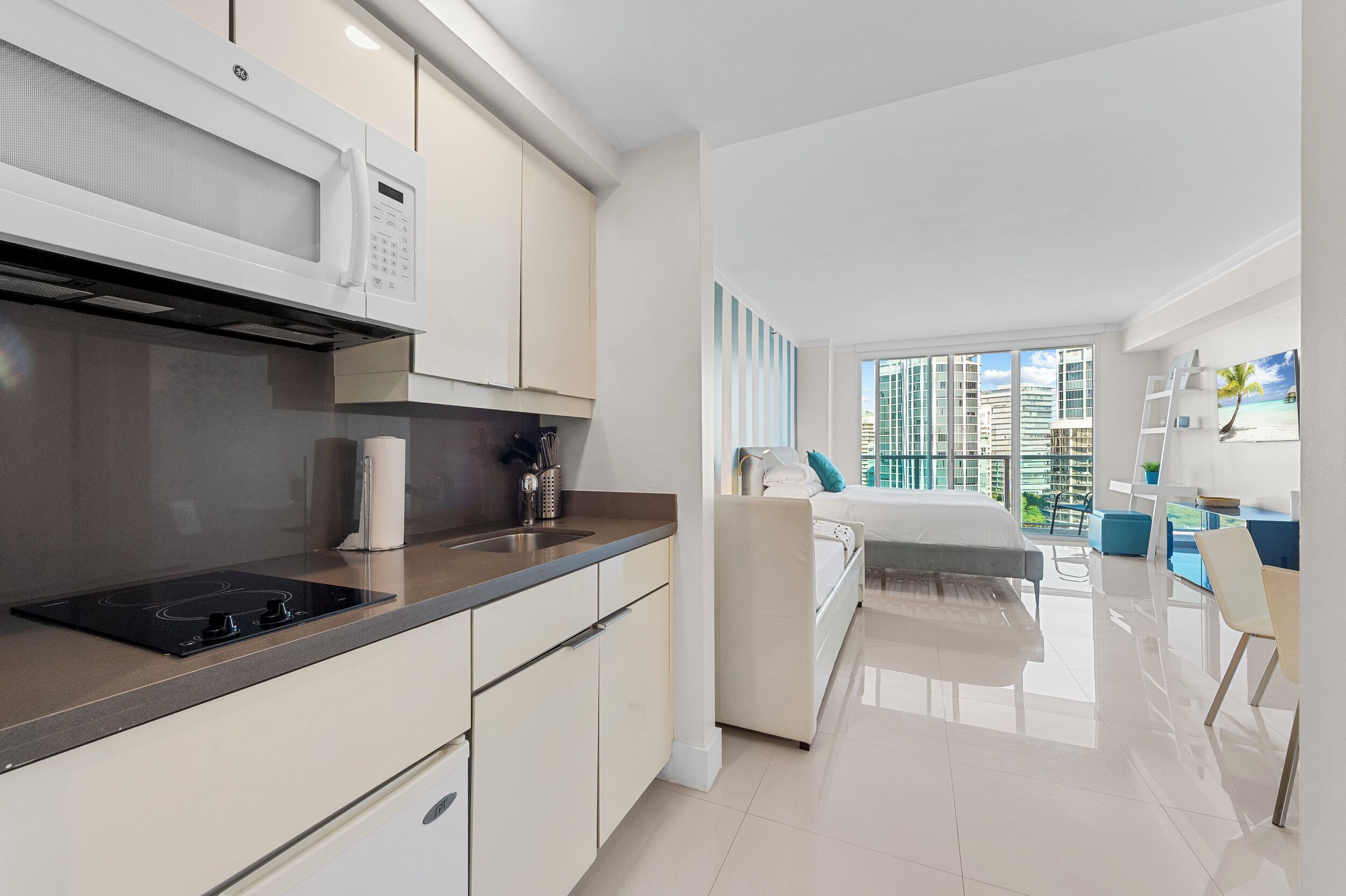 Grand réfrigérateur, micro-ondes, four, plaque de cuisson