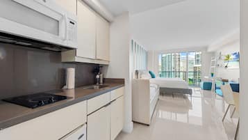 Grand réfrigérateur, micro-ondes, four, plaque de cuisson