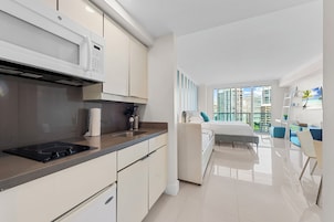 Refrigerador con freezer, microondas, horno, placa de cocina