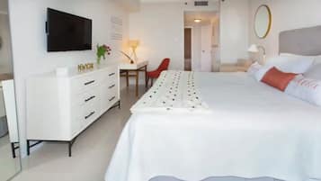 Suite de lujo, vistas al mar | Escritorio y espacio para trabajar con un portátil