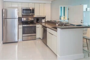 Full-sized fridge, microwave, oven, stovetop - Arya Residences & Suites (Miami)