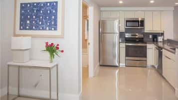 Großer Kühlschrank, Mikrowelle, Ofen, Herdplatte