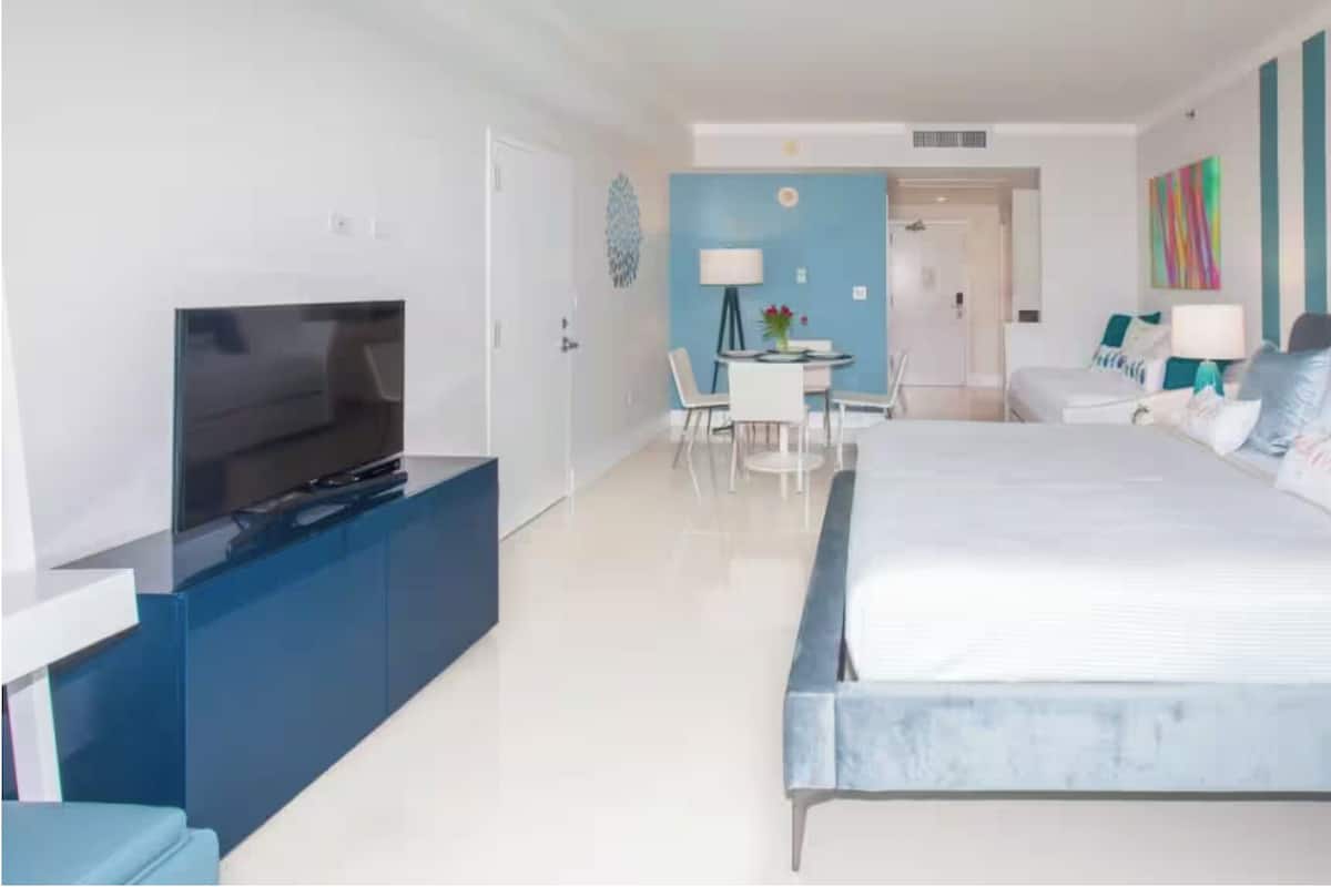 Desk, laptop workspace, iron/ironing board, free WiFi