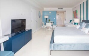 Desk, laptop workspace, iron/ironing board, free WiFi - Arya Residences & Suites (Miami)