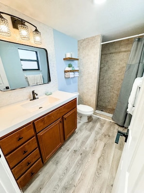 Shower, hair dryer, towels, soap - Studio King Sunset at Beso Del Sol with Pool & Hot Tub (Dunedin)