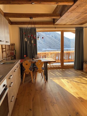 Private kitchen - Grieshof am Pühel -Abendlicht-. (Valle di Casies)