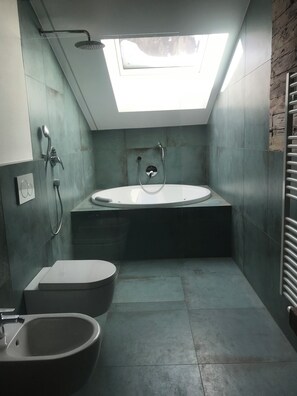 Jetted bath, hair dryer, bidet, towels - Grieshof am Pühel -Abendlicht-. (Valle di Casies)