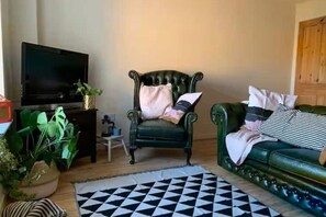 Living area - Y Ddwylan Apartment Nebo – Dog-Friendly Coastal Retreat with 2 Bedrooms (Wales)