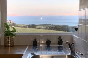 Private kitchen - Y Ddwylan Apartment Nebo – Dog-Friendly Coastal Retreat with 2 Bedrooms (Wales)
