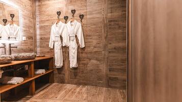 Een haardroger, handdoeken