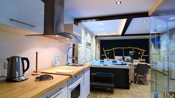 Réfrigérateur, micro-ondes, four, cafetiÚre/bouilloire