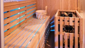 A wooden sauna with benches and a wooden bench with a headrest. - Loft Mini-Toy - Playful & Romantic Love Room (CARSPACH)