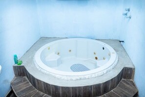 Regadera, toallas, jabón, papel de baño 