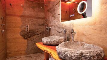 Sèche-cheveux, serviettes fournies