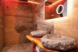 Een haardroger, handdoeken