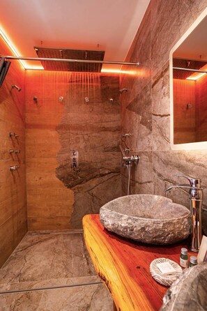 Sèche-cheveux, serviettes fournies