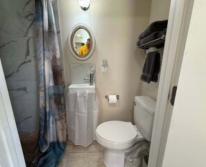 Shower - WWHT Rooftop View @InnHabit—Family & Couples Slp 8 (Medicine Park)