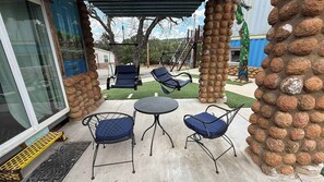 Outdoor dining - WWHT Rooftop View @InnHabit—Family & Couples Slp 8 (Medicine Park)