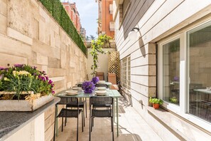 Outdoor dining - Vatican Deluxe Apartment - 4BR (Roma)