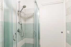 Shower, hair dryer, bidet, towels - Navona Harmony Apartment - Spagnoli (Roma)