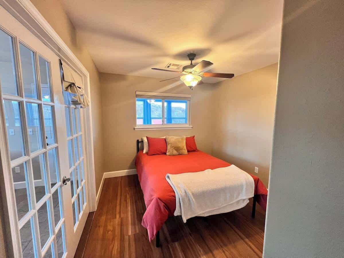 Travel crib, WiFi, bed sheets