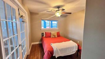 Travel crib, WiFi, bed sheets