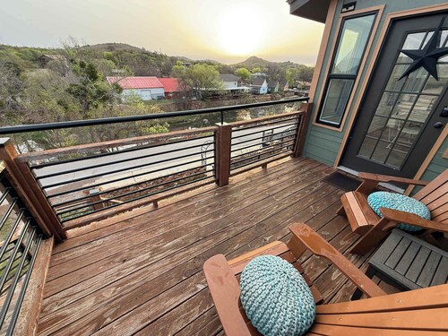 Medicine Creek Overlook Cabin w/hot tub-2 Bedroom